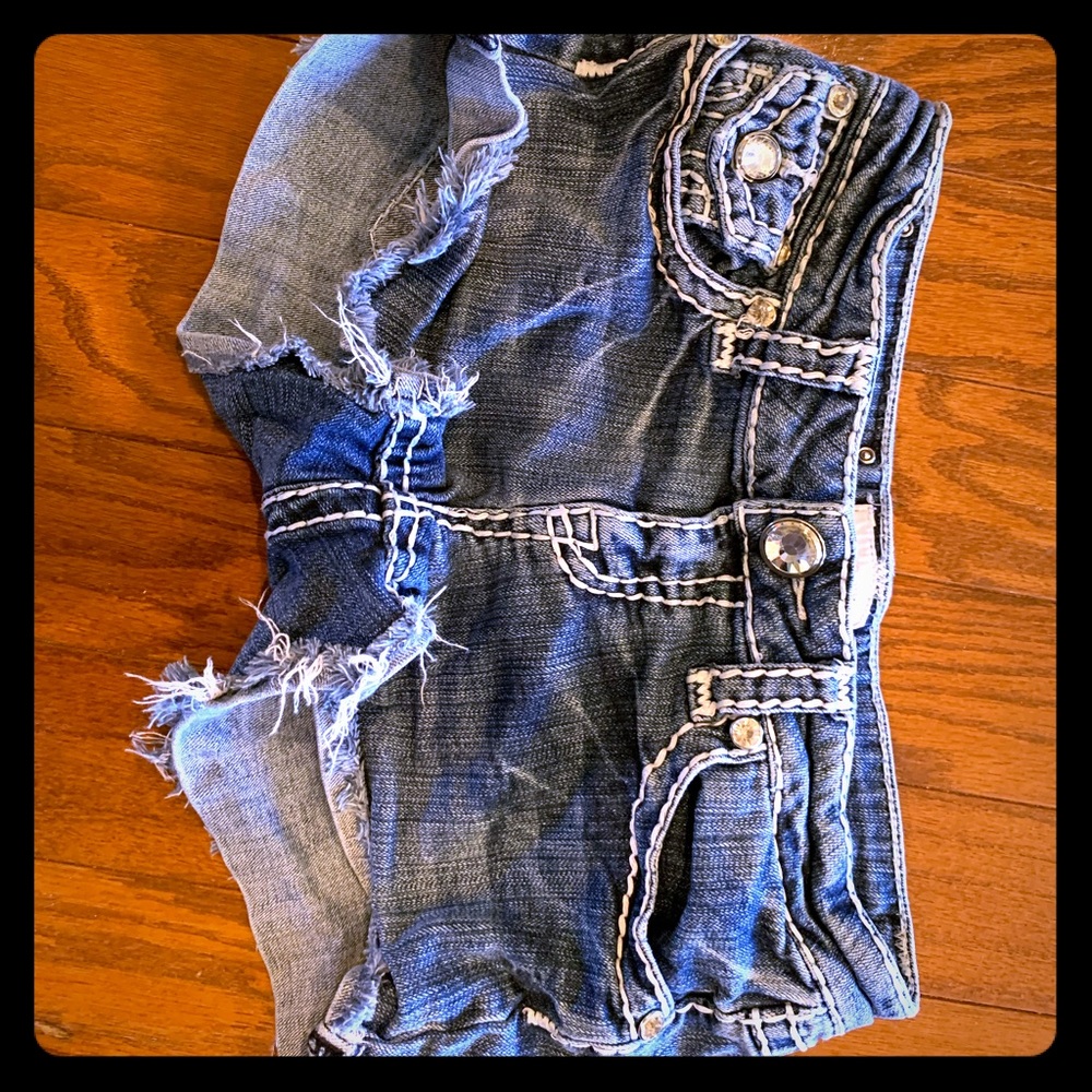 Small fringe leg short shorts